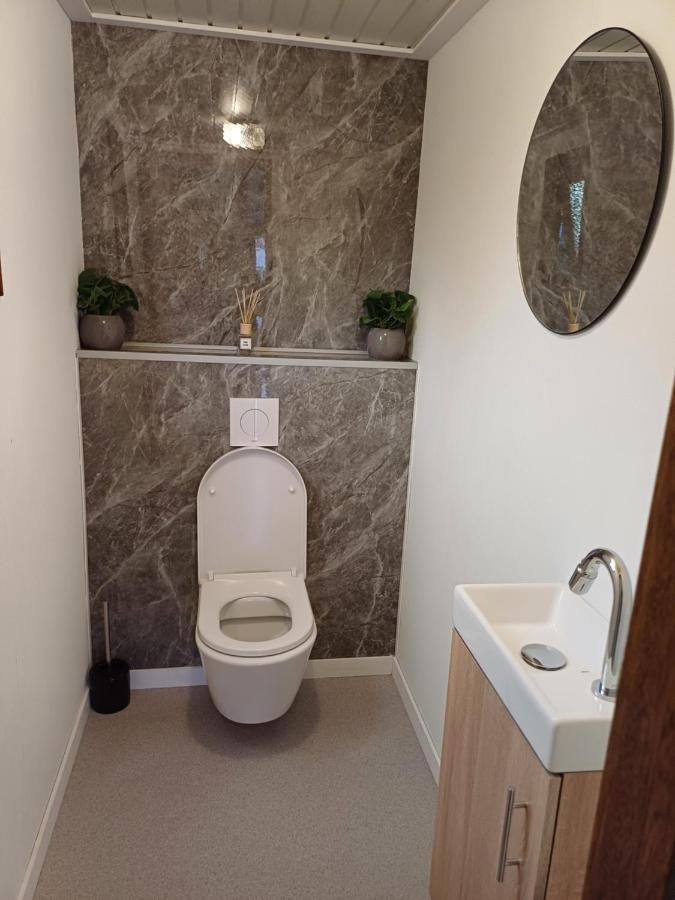 Vrijstaand Chalet Met Veel Buitenruimte En Veranda Zuid-Scharwoude Екстериор снимка