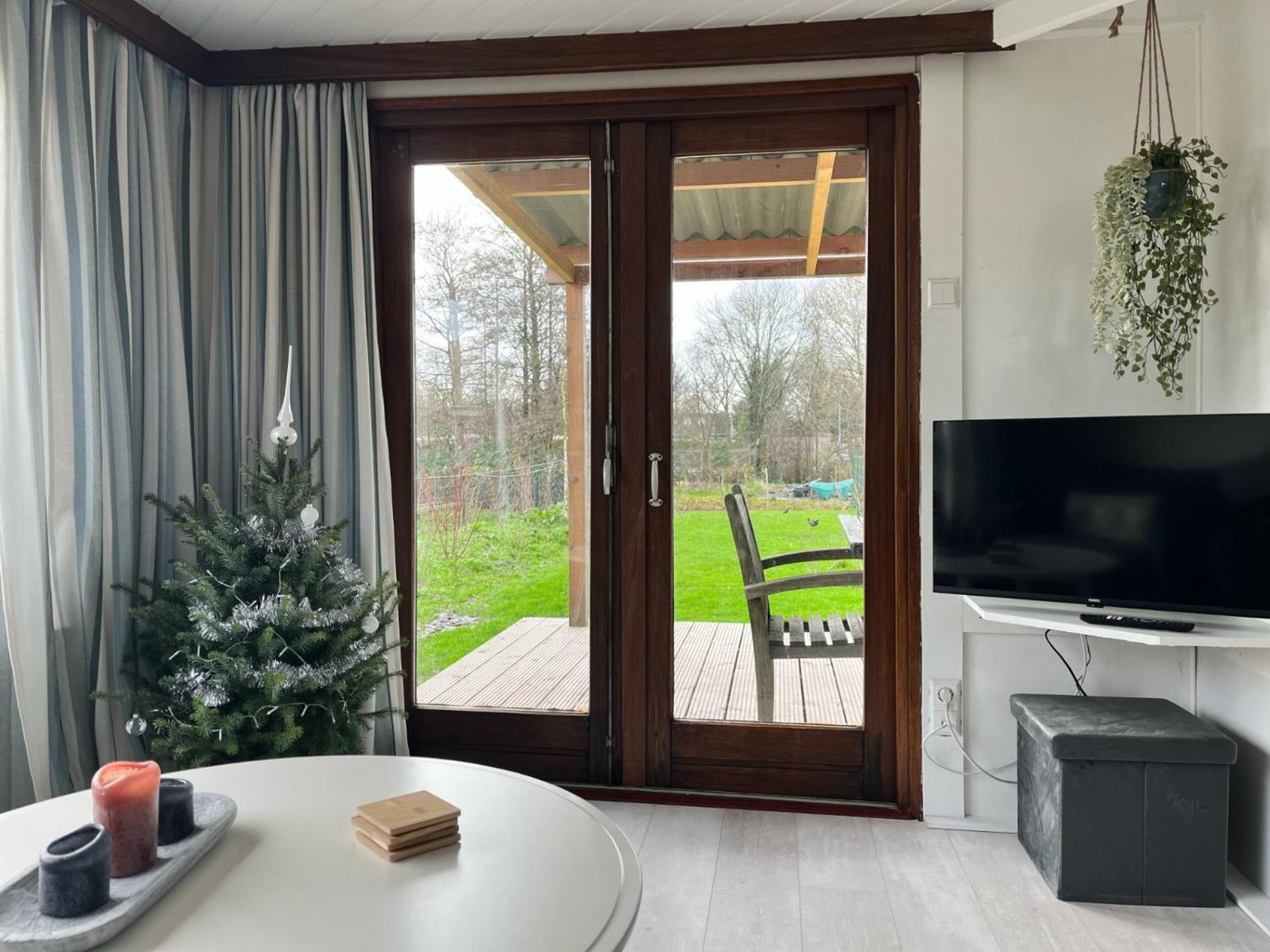 Vrijstaand Chalet Met Veel Buitenruimte En Veranda Zuid-Scharwoude Екстериор снимка